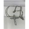 Image 3 : 11 ROUND MOISSANITE STONES WEIGHING AN APPROX. TOTAL 1.00 CARAT SET IN STERLING SILVER CROSS WITH ST