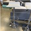 Image 2 : 3 WHITE GAS LIFT BAR STOOLS