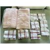 Image 1 : 2 PINK RALPH LAUREN BATH TOWELS AND LOT OF KITCHEN CLOTHS