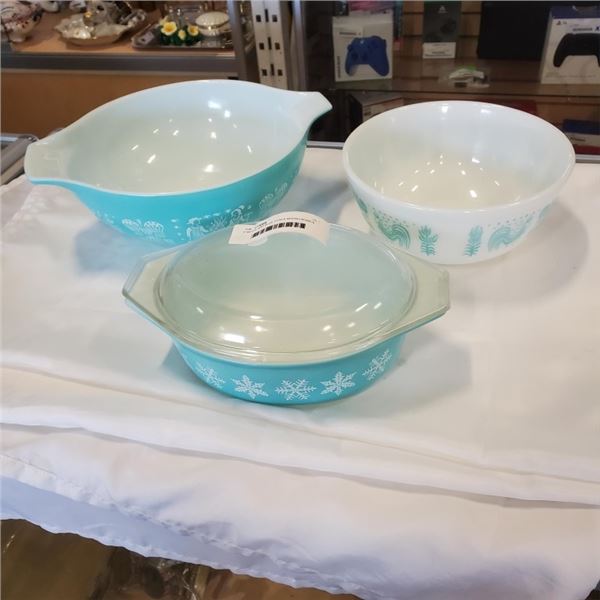 2 WHITE AND BLUE PYREX MIXING BOWLS AND BLUE PYREX LIDDED CASSEROLE DISH