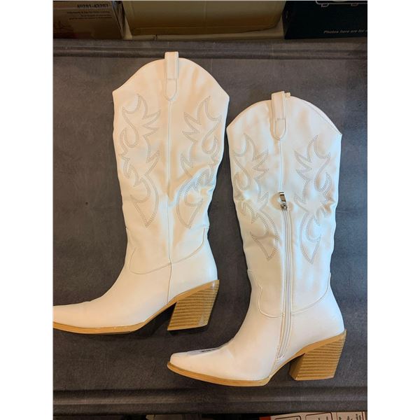 Ladies white cowgirl boots, size 6.5