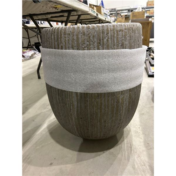 Large ceramic planter pot, see damage in picture