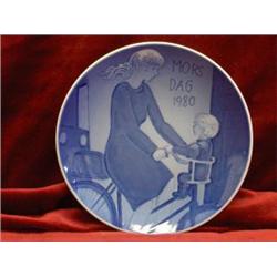 ROYAL COPENHAGEN 1980 PORCELAIN PLATE