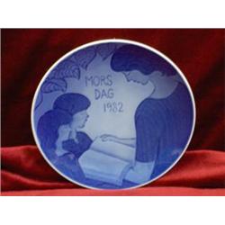ROYAL COPENHAGEN 1982 PORCELAIN PLATE