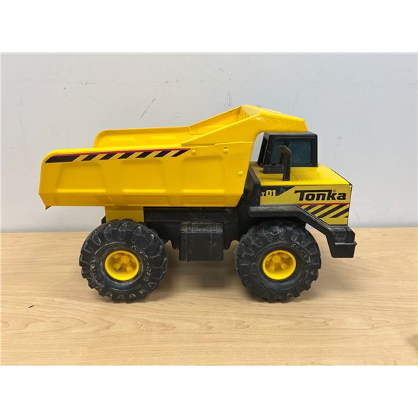 Tonka Metal / Plastic Dump Truck - very nice overall - approx: 17"L