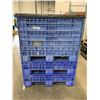 Image 3 : GROUP OF 4 FOLD DOWN PLASTIC PALLETS WITH 3 LIDS