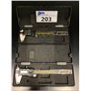 Image 2 : 2 H & H IP DIGITAL CALIPERS WITH CASES