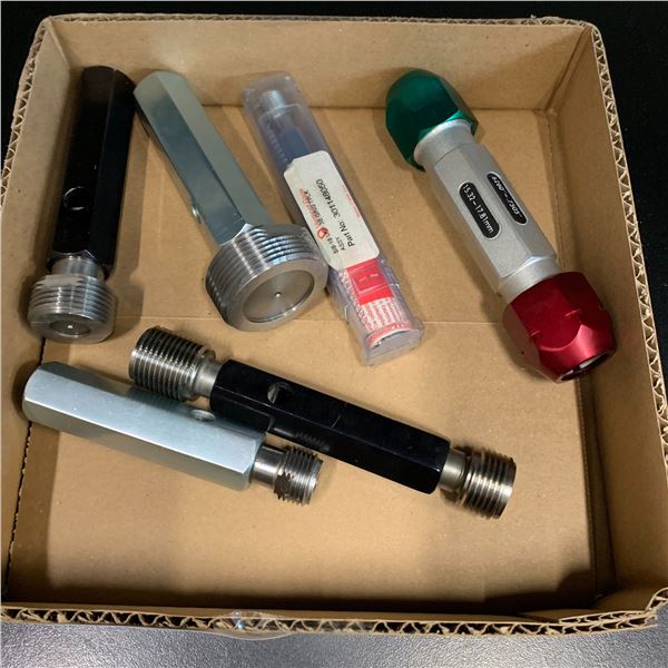 GROUP OF 5 THREAD GAUGES AND 1 HOLDER (VARIOUS SIZES)