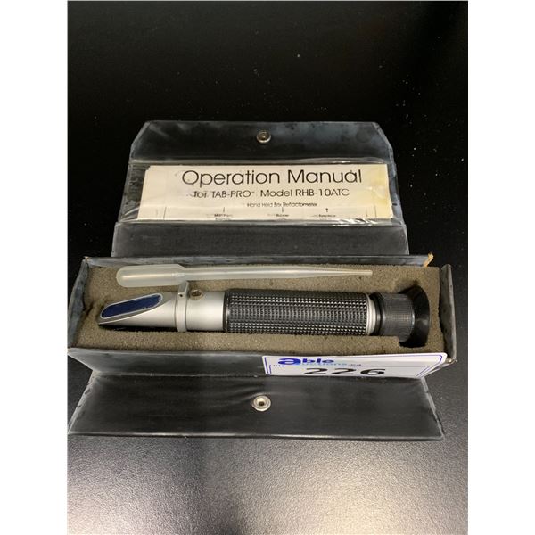 HAND HELD REFRACTOMETER WITH CASE