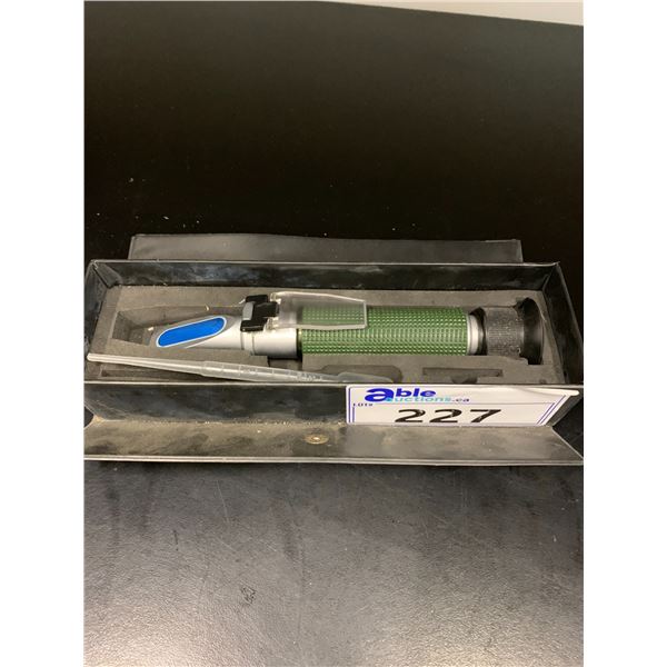 HAND HELD REFRACTOMETER WITH CASE