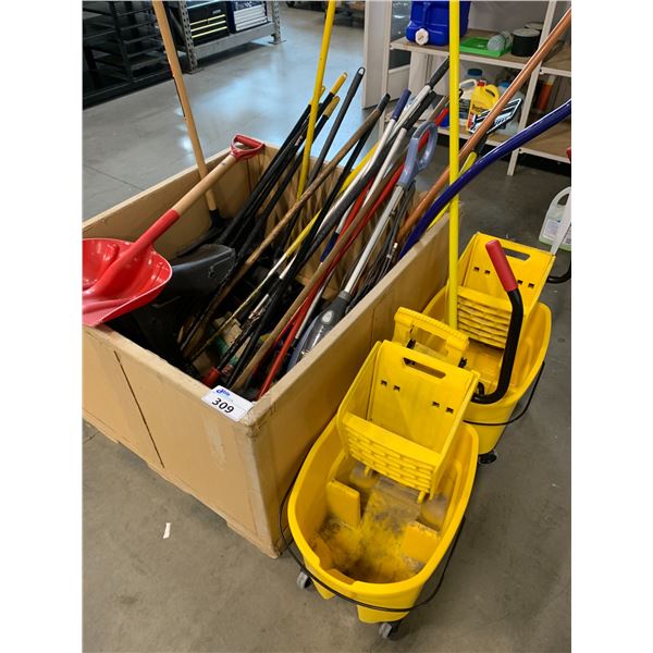 LARGE GROUP OF SHOP BROOMS/SHOVELS/MOPS/BRUSHES/ETC/