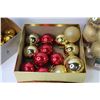Image 2 : Christmas Decorations (gold & red)