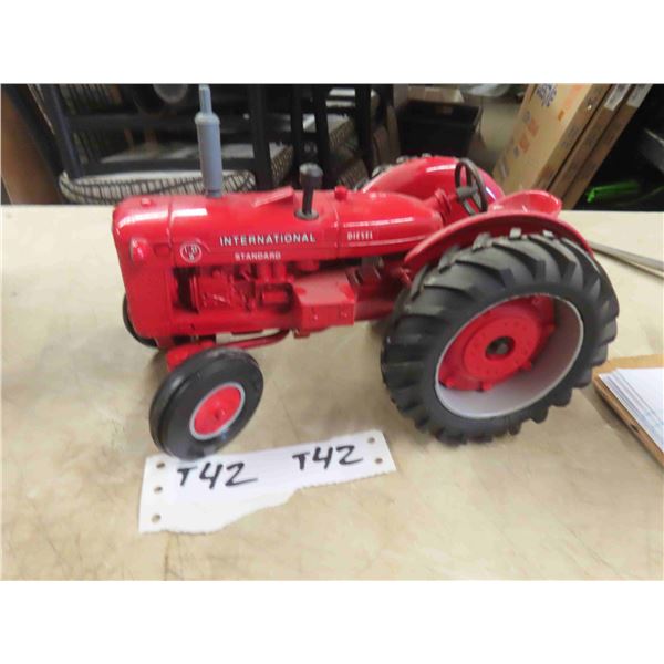 ERTL 1993 Farm Show International Standard Diesel Die Cast Tractor with Box 