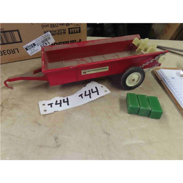 International Spreader Toy Attachment 4" x 10.5"