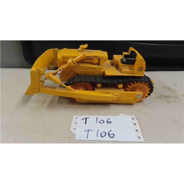 International TD 25 Crawler Metal + Plastic with Rubber Tracks - 1 track broken, 