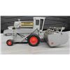 Image 5 : Allis-Chalmers Cleaner Combine Metal Die Cast with Rubber Tires 4.25" x 5.5" x 8.75"