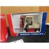 Image 3 : 2 Nissan Forklift RX Series with Boxes 1:24 Scale