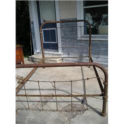 Iron bed w/rails