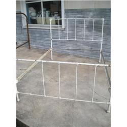 White iron bed w/rails