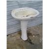 Image 1 : Pedestal Sink