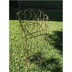 Planter w/scalloped edged top