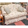 Image 1 : VINTAGE PALLISER LOVE SEAT SOFA "BROMLEY SAND"