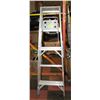 Image 1 : 4' A-FRAME LADDER