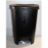 Image 1 : BLACK GARBAGE CAN WITH LID