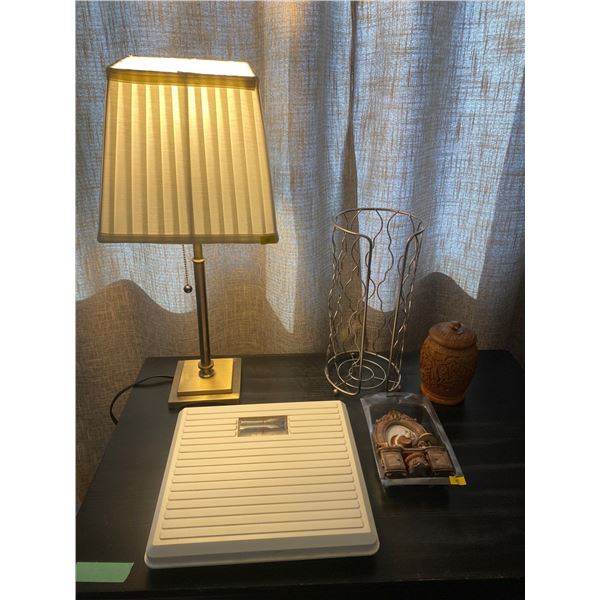 Assorted Home And Bathroom Items Lamp:23T
