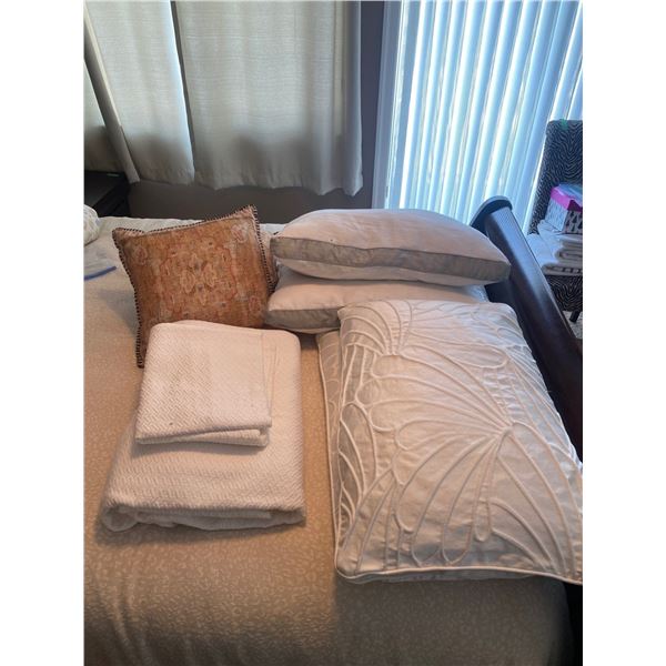 6 Pillows And Two Bedspreads