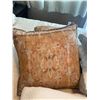 Image 2 : 6 Pillows And Two Bedspreads
