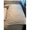 Image 3 : 6 Pillows And Two Bedspreads