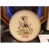 Image 2 : M.J. Hummel Annual Plate 1988 In Bas Relief 13 x 13