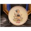 Image 2 : M.J. Hummel Annual Plate 1988 In Bas Relief 13 x 13