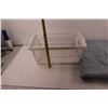 Image 7 : Moving Blanket & Rubbermaid Basket