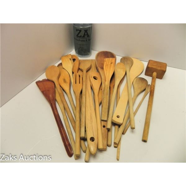 LARGE LOT OF WOODEN SPOONS