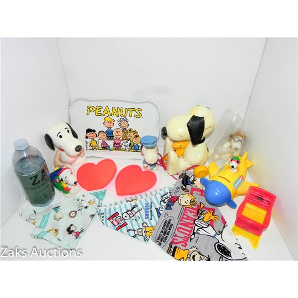 BOX OF COLLECTIBLE SNOOPY TOYS 1970'S+ INCL SNOOPY TIN AND 3 SNOOPY KERCHIEFS