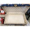 Image 3 : VINTAGE BLUE TRUNK WITH TRAY - KEY INSIDE