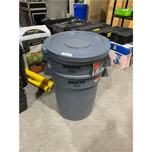 Lot of 2 Rubbermaid Brute 20Gal Trash Bins with Lids