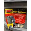 Image 2 : Lot of 2 Rubbermaid Brute 20Gal Trash Bins with Lids