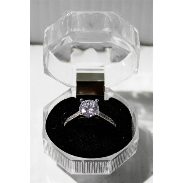 LADIES 925 SILVER RING W/CLEAR STONES SIZE 7.5