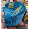 Image 2 : ORNATE BLUE COUCH (SOFA) WITH 2 ACCENT PILLOWS