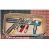 Image 1 : BOX WITH 6 ASSORTED WOOD CHISELS AND PALM