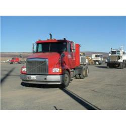 1995 White Volvo Conv - Integral Sleeper