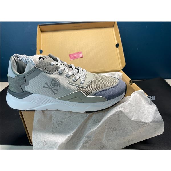 Lot of 1 Par of Pull Top Urban Sneakers - Size 7