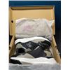 Image 1 : Lot of 1 Pair of Pull Top Urban Sneakers - Size 7 - Brand New