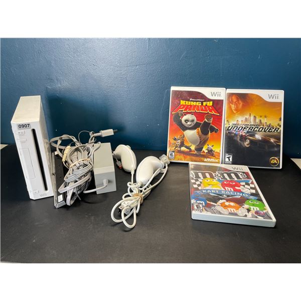 Lot of 1 Nintendo Wii Console with Cords, Controller & 3 Games - Used (Powers On)