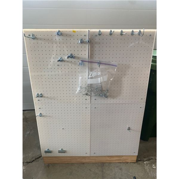 Peg Board WIth Pegs 34 x 48