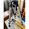 Image 1 : Level Collection Tripod