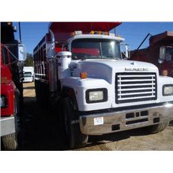 1993 MACK RD690S TRI-AXLE DUMP